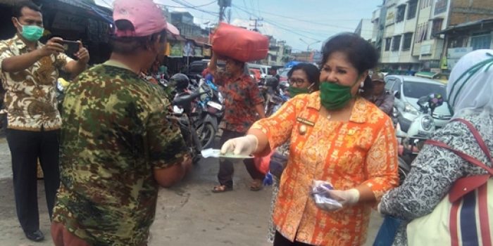 Wakil Bupati Karo dan Ikatan Bidan Bagikan Masker Kepada Masyarakat