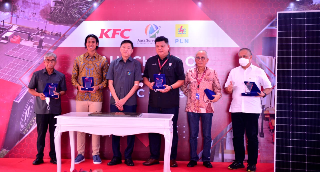 Peresmian PLTS dan SPKLU di Gerai KFC Jalan Panjang Hasil Kerjasama PT Fast Food Indonesia, Tbk. dan PT Agra Surya Energy, Kamis (11/8). [Foto Ist]