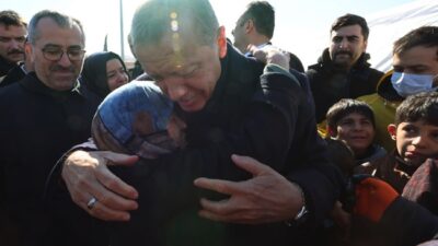 Presiden Turki Recep Tayyip Erdogan memeluk warga korban gempa Turki di Provinsi Kahramanmaras. Foto Kantor Kepresidenan Turki | Wanaloka.com.