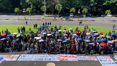 Mahasiswa UGM menggelar aksi Tolak Uang Pangkal di depan Balairung UGM pada Senin, 13 Maret 2023. Foto BEM KM UGM.