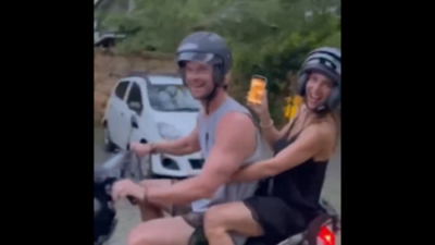 Aktor Chris Hemsworth dan istrinya mengenakan helm saat mengendarai motor di Bali. Foto @chrishemsworth/twitter.