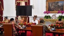 Presiden Joko Widodo bersama Wakil Presiden Ma’ruf Amin menggelar rapat terbatas membahas permasalahan TPPO bersama jajarannya di Istana Merdeka, Jakarta, pada Selasa, 30 Mei 2023. Foto: Rusman/ BPMI Setpres.