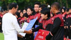 Presiden Jokowi menyerahkan bonus kepada para atlet dan pelatih cabang olah raga yang meraih medali di SEA Games 2023 Kamboja. Foto: Lukas/ BPMI Setpres.