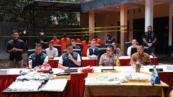 Konferensi pers Kabareskrim Komjen Wahyu Widada pengungkapan peredaran narkoba happy water dan keripik pisang. Foto humas.polri.go.id.