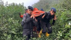 Tim pencari dan pertolongan Polda Sumatera Barat mengevakuasi jenazah pendaki Gunung Marapi. Foto humas.polri.go.id.