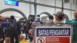 Arus mudik Lebaran 2024 di Stasiun Kereta Pasar Senen, Jakarta Pusat pada Jumat malam, 29 Maret 2024. Foto Rienews.com.