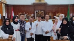 Tokoh kesehatan dan Relawan Covid-19 Sumatera Utara memberikan dukungan kepada pejuang Covid-19 Sumut, dokter Alwi Mujahit Hasibuan yang menjalani peradilan di Pengadilan Tipikor Medan, Kamis, 4 April 2024. Foto istimewa.