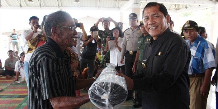 Warga Kineppen Korban Puting Beliung-Hujan Es Terima Bantuan Bupati Karo