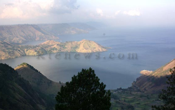 Pemandangan Danau Toba dari kawasan Kecematan Merek, Kabupaten Karo, Provinsi Sumatera Utara. Foto Rienews.com