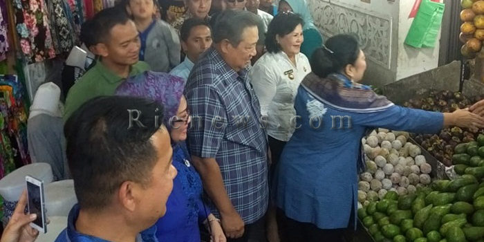 Kunjungi Pasar Buah Berastagi, SBY Ditawari Jeruk