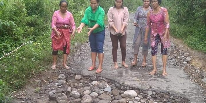 Warga Kuta Gerat Desak Pemkab Karo Perbaiki Jalan Desa