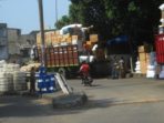 Warga Protes Bongkar Muat Truk di Kabanjahe
