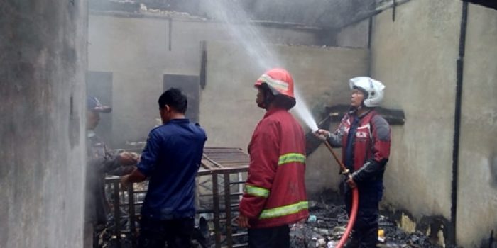 Rumah Terbakar, Tetangga Narimin Kumpulkan Uang Tali Asih