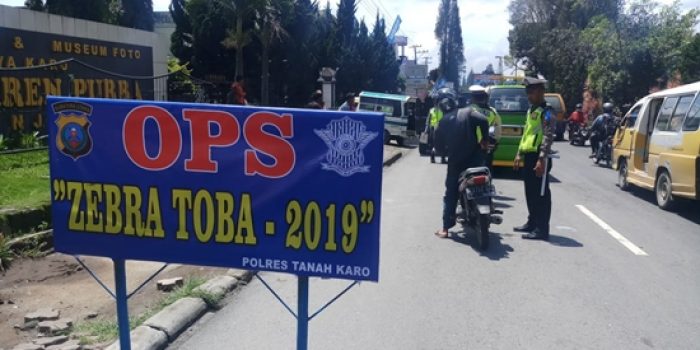 Tidak Pakai Helm, Pengendara Ini Mengamuk Terjaring Operasi Zebra