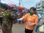 Wakil Bupati Karo dan Ikatan Bidan Bagikan Masker Kepada Masyarakat