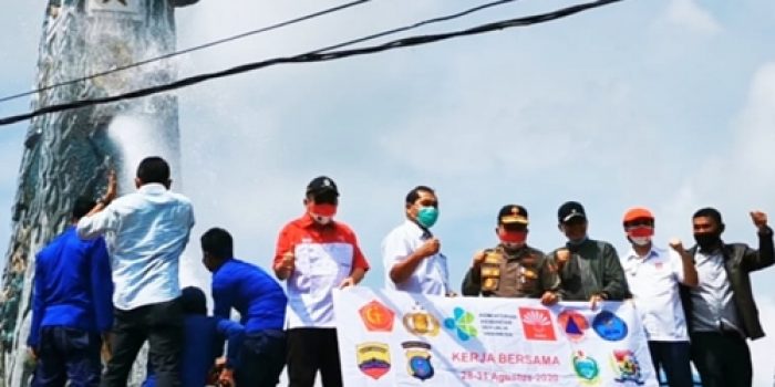 INTI dan Damkar Karo Bersihkan Tugu Perjuangan Berastagi dari Abu Vulkanik