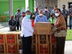 Ketua DPRD Sumut Bagikan Masker Kepada Warga di 14 Desa