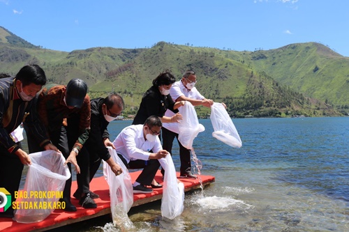 Ketua Komisi IV DPR RI, Sudin bersama Bupati Karo Cory Sriwaty Sebayang menabur benih ikan dalam kunjungan kerja ke Kabupaten Karo. Foto Humas Pemkab Karo.