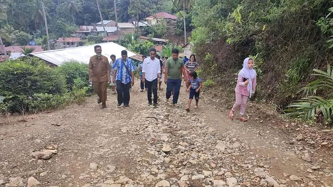 Wabup Karo Theopilus Ginting memantau jalur jalan yang akan dibuat dan telah dikerjakan. Foto Istimewa.