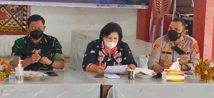 Bupati Karo saat melakukan rapat kordinasi penangganan Covid-19. Foto Istimewa.