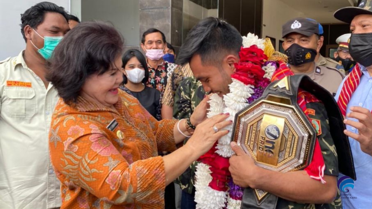 Bupati Karo sambut Eperaim Ginting juara One Pride MMA. Foto Istimewa.