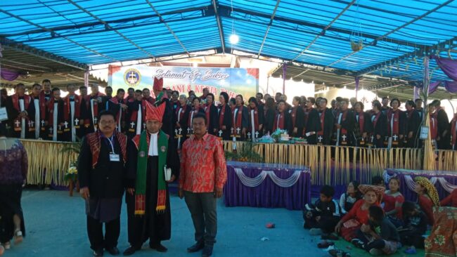 Ketua Runggun GBKP Jalkot, Pendeta Eliezer Tarigan bersama undangan. Foto Istimewa.