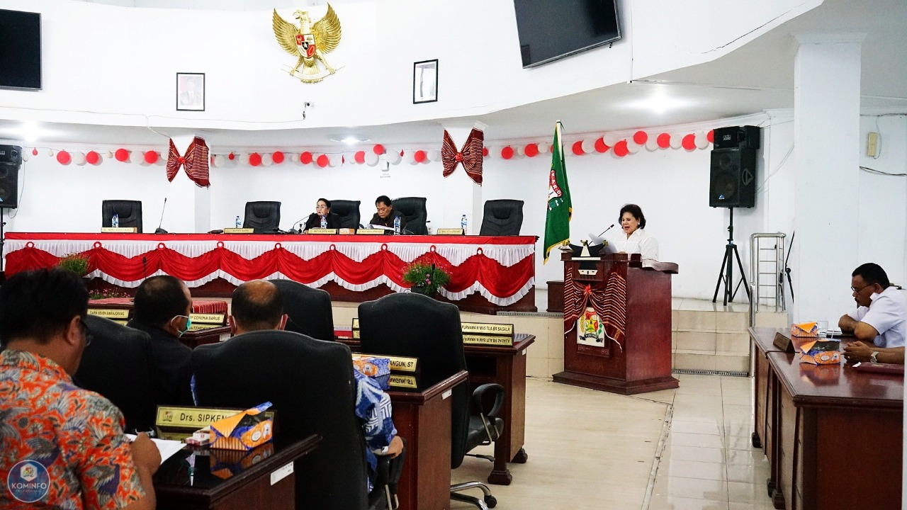 Bupati Karo Cory S Sebayang menyampaikan pandangannya dalam rapat paripurna DPRD Karo. Foto Ist.