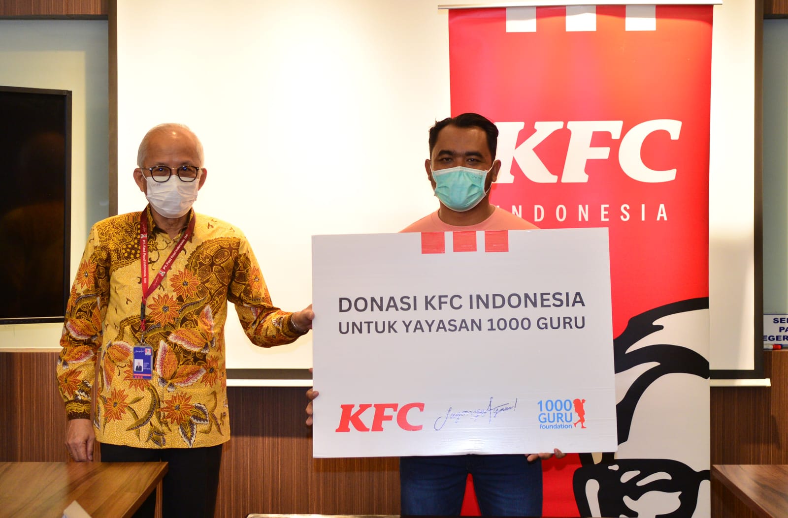 CEO PT Fast Food Indonesia Tbk, Eric Leong serahkan donasi ke Yayasan 1000 Guru, Rabu 21 September 2022. Foto Ist.