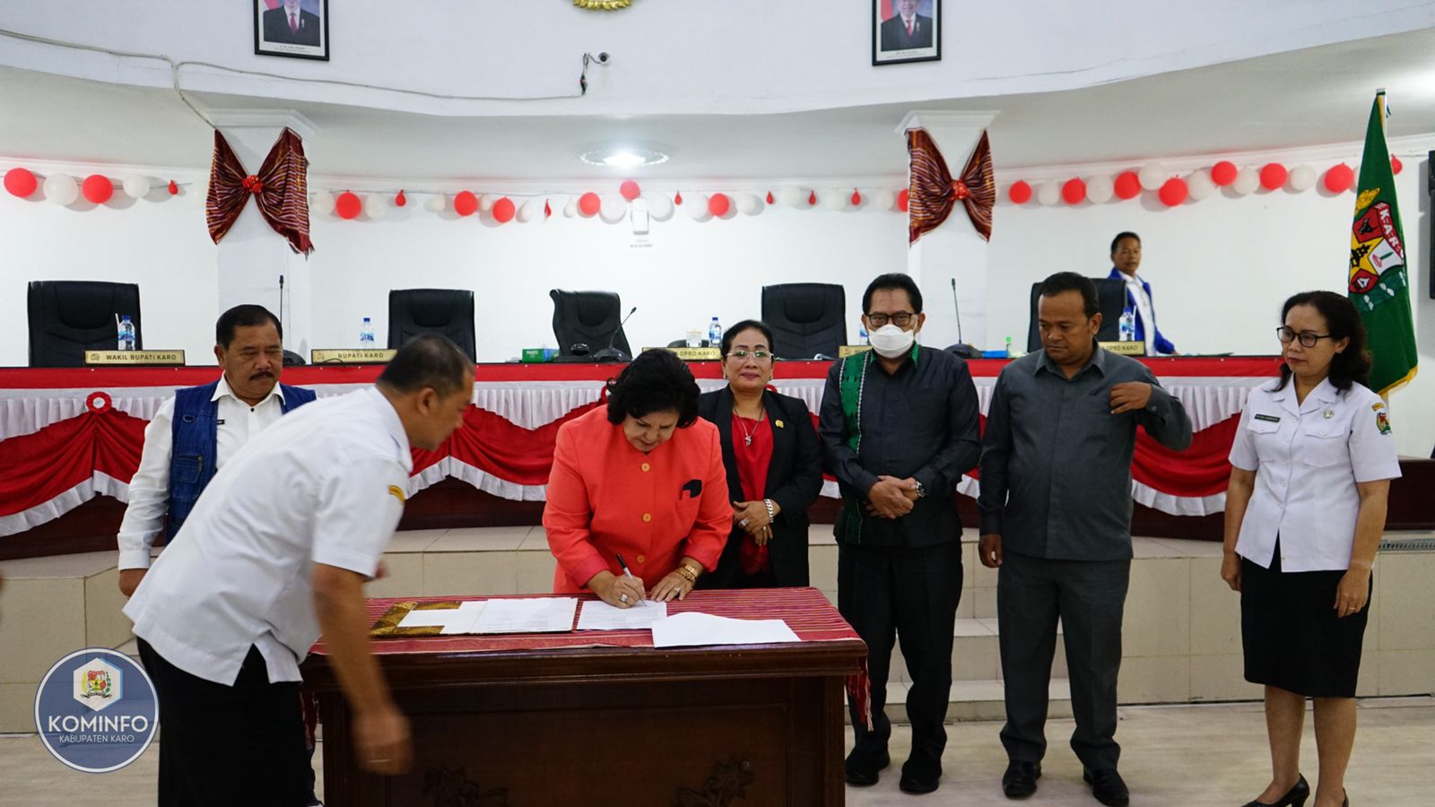 Bupati Karo menandatangi P-APBD. Foto Ist.