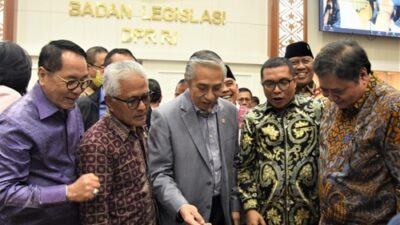 Protes Rakyat Indonesia: Perppu Cipta Kerja Jadi UU adalah Persekongkolan Jahat Oligarki