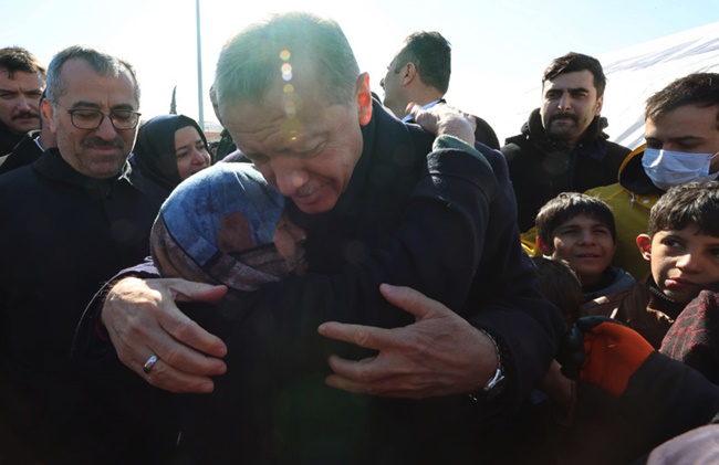 Presiden Turki Recep Tayyip Erdogan memeluk warga korban gempa Turki di Provinsi Kahramanmaras. Foto Kantor Kepresidenan Turki | Wanaloka.com.
