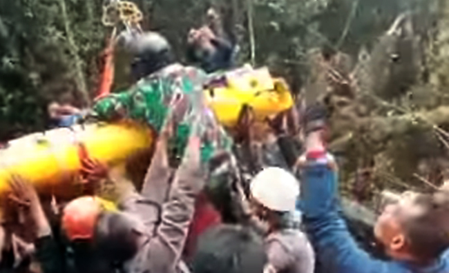Kapolda Jambi Irjen Pol Rusdi Hartono dievakuasi dengan cara hoist crane helikopter dari hutan Kerinci, Jambi pada Selasa, 21 Februari 2023. Foto tangkap layar dari akun Twitter @polda_jambi.
