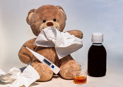 Ilustrasi konsumsi obat sirop. Foto Myriams-Fotos/pixabay.com.