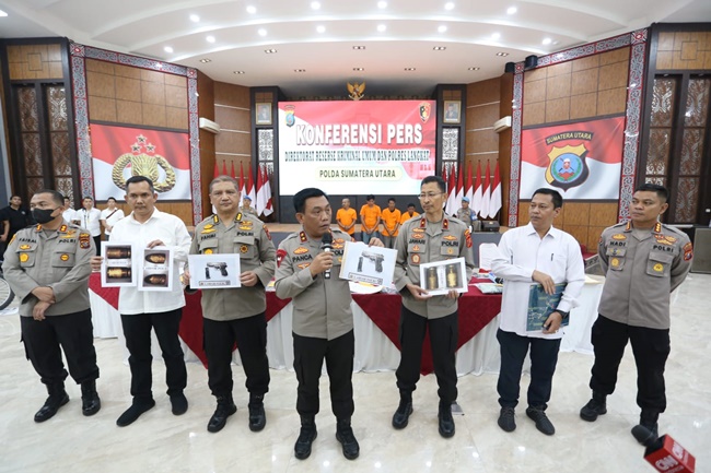 Kapolda Sumut Irjen Pol Panca Putra Simanjuntak memberikan keterangan pers pengungkapan kasus pembunuhan Paino mantan anggota DPRD Langkat 2014-2019 dari Partai Golkar. Foto Ist | Rienews.com.