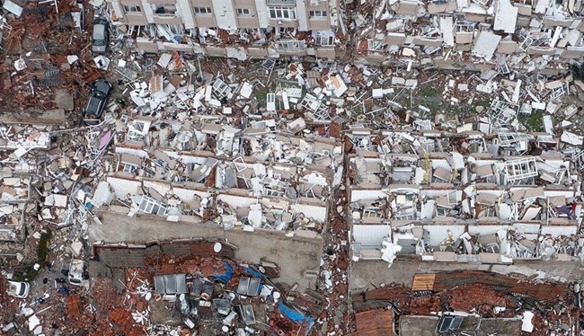 Bangunan runtuh dampak gempa di Turki pada Senin, 6 Februari 2023. Foto dilansir dari Wanaloka.com.