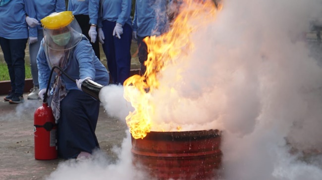 Aksi memadamkan kebakaran oleh peserta pemadaman kebakaran dalam pelatihan yang diberikan HSSE Pertamina Patra Niaga Sumbagut untuk pekerja perempuan. Foto Ist | Rienews.com.