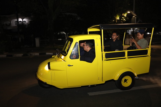 Wagub Sumut Musa Rajekshah mengajak Gubernur Jawa Barat Ridwan Kamil berkeliling Kota Medan mengendarai bemo midget pada Rabu malam, 1 Februari 2023. Foto Diskominfo Sumut.