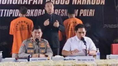 Direktur Tindak Pindana Narkoba Bareskrim Polri Brigjen Pol Krisno Halomoan Siregar dan Karo Penmas Divisi Humas Polri Brigjen Pol Ahmad Ramadhan dalam konferensi pers di Mabes Polri pengungkapan jaringan narkoba internasional, Senin, 20 Maret 2023. Foto tangkap layar Instagram Divisi Humas Polri.