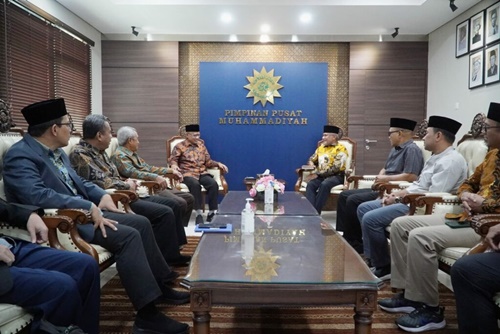 Rombongan Densus 88 (kanan) berdialog dengan PP Muhammadiyah. Foto muhammadiyah.or.id.
