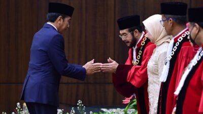 Presiden Jokowi menyalami adik iparnya,Anwar Usman yang dilantik menjadi Ketua MK. Foto BPMI Setpres.