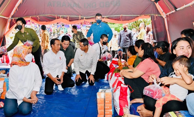 Presiden Joko Widodo didampingi Ibu Iriana Joko Widodo menemui pengungsi warga dampak kebakaran Depo Pertamina Plumpang di posko pengungsian pada Minggu, 5 Maret 2023. Foto tangkap layar BPMI Setpres.