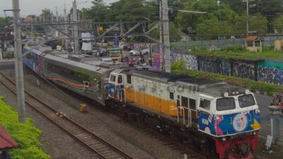Soal impor kereta bekas Jepang, Wakil Ketua Komisi VII DPR RI Bambang Haryadi merekomendasikan agar PT KCI menggunakan produk PT INKA. Foto ilustrasi Rienews.com.