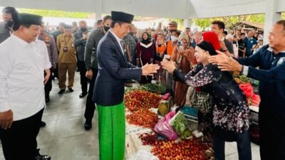 Presiden Jokowi didampingi Menteri Pertahanan Prabowo Subianto mengecek harga bahan pokok jelang Ramadhan 1444 Hijriyah di Pasar Rakyat Tabalong, Kabupaten Tabalong, Jumat, 17 Maret 2023. Foto BPMI Setpres/Laily Rachev.