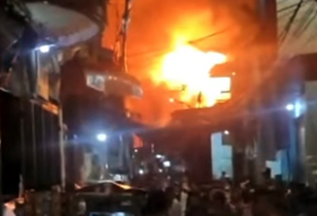 Suasana kebakaran pipa Depo Pertamina Plumpang di Jalan Tanah Merah Bawah, Kelurahan Rawa Badak Selatan, Kecamatan Koja, Jakarta Utara pada Jumat malam, 3 Maret 2023. Foto tangkap layar Instagram @humasjakfire.