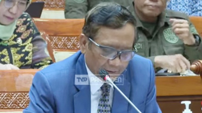 Menko Polhukam yang juga Ketua Komite TPPU Mahfud MD dalam RDP dengan Komisi III DPR RI pada Selasa, 11 April 2023. Foto tangkap layar TV Parlemen DPR RI.
