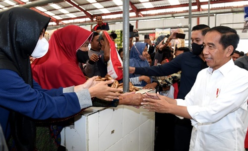 Presiden Jokowi sidak ke Pasar Cepogo, Kabupaten Boyolali, Provinsi Jawa Tengah, pada Senin, 10 April 2023. Foto BPMI Setpres/Kris.