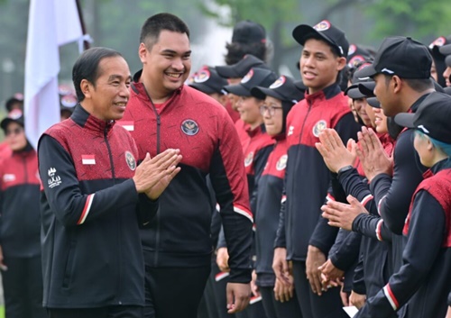 Presiden Joko Widodo didampingi Menpora Dito Ariotedjo melepas kontingen Indonesia yang akan berlaga di SEA Games Kamboja pada Selasa, 2 Mei 2023, di halaman Istana Merdeka Jakarta. Foto BPMI Setpres/Muchlis Jr.