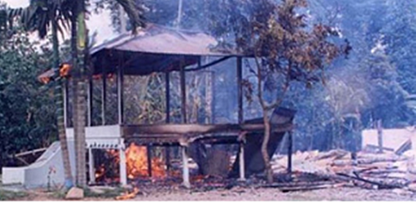 Rumoh Geudong yang dibakar massa usai kunjungan TPF Komnas HAM pada Agustus 1998. Foto Dok. Kontras Aceh.