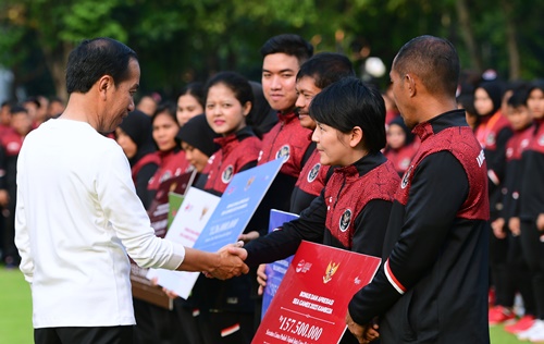 Presiden Jokowi menyerahkan bonus kepada para atlet dan pelatih cabang olah raga yang meraih medali di SEA Games 2023 Kamboja. Foto: Lukas/ BPMI Setpres.