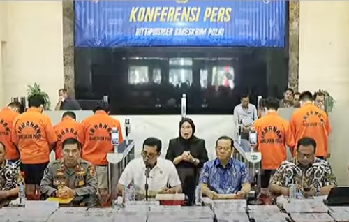 Kabareskrim Polri Komjen Wahyu Widada memberikan keterangan pers kasus pembobolan IMEI smartphone oleh enam tersangka. Foto Instagram Divisi Humas Polri.